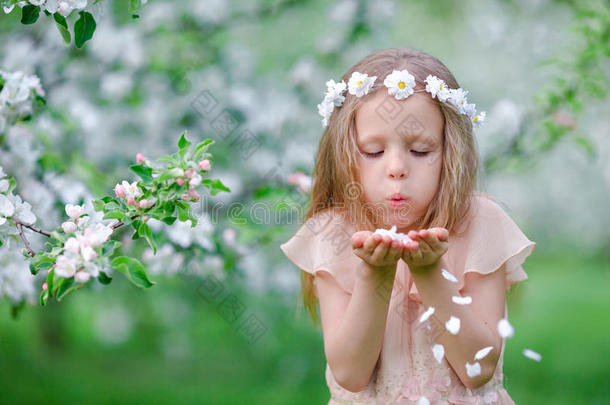 春日盛开的树园里可爱的小女孩