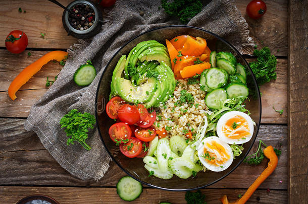 饮食<strong>菜单</strong>。 健康的生活方式。 <strong>牛肉</strong>粥，鸡蛋和新鲜蔬菜-西红柿，黄瓜，芹菜和牛油果在盘子里。