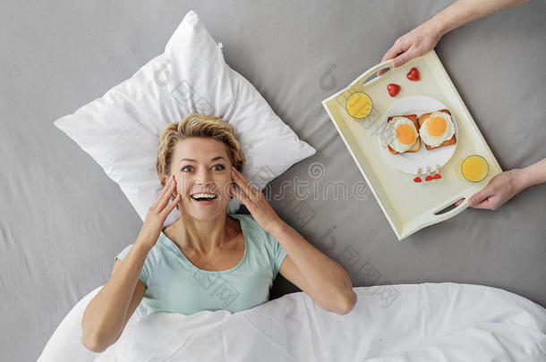 公寓美女床卧室早餐