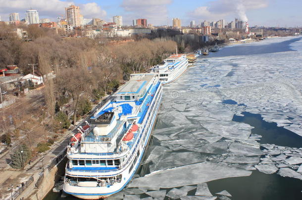 美丽的冬季城市，在河的码头有大型船只