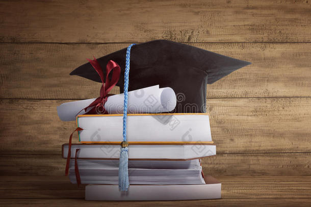 毕业帽上有一叠书上的毕业论文