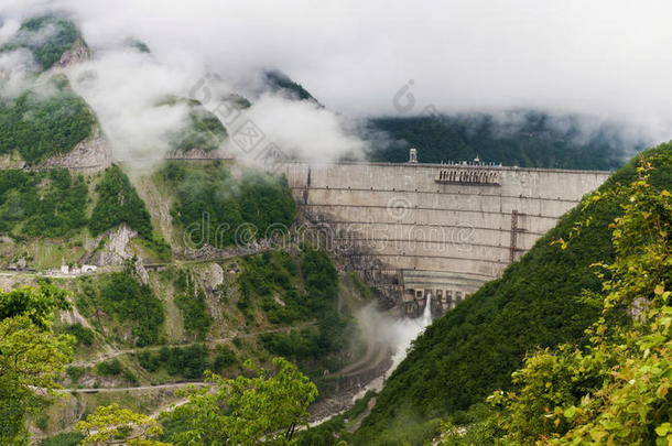恩古里水力发电厂与晨雾在格鲁吉亚。