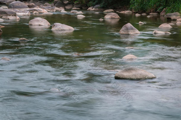 美丽的<strong>河</strong>水流过石头和岩石