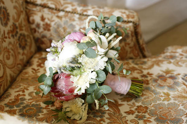 美丽的新娘花束在花椅上