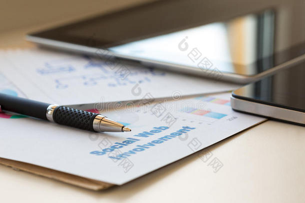 数字商业作文与两个小工具笔和纸