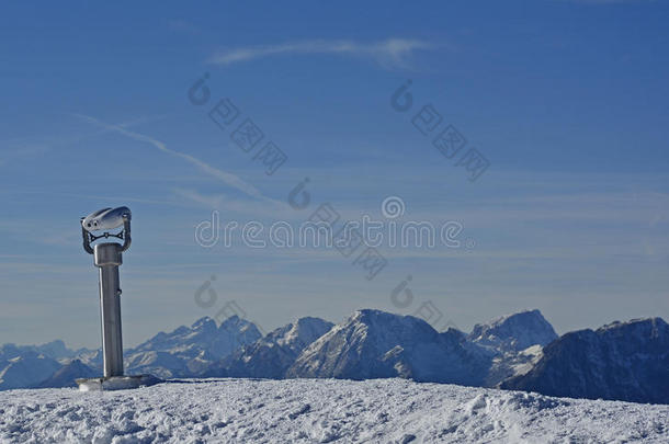 摘要阿尔卑斯山双目望远镜双筒望远镜蓝色
