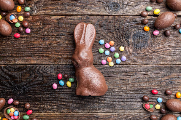 巧克力复活节兔子，鸡蛋和糖果在乡村背景