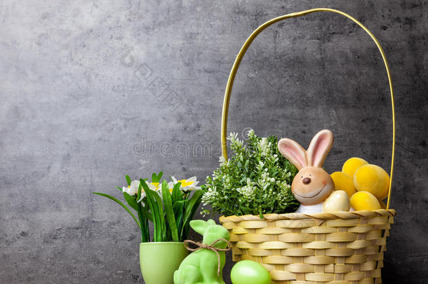 复活节假期篮子和兔子，鸡蛋和花