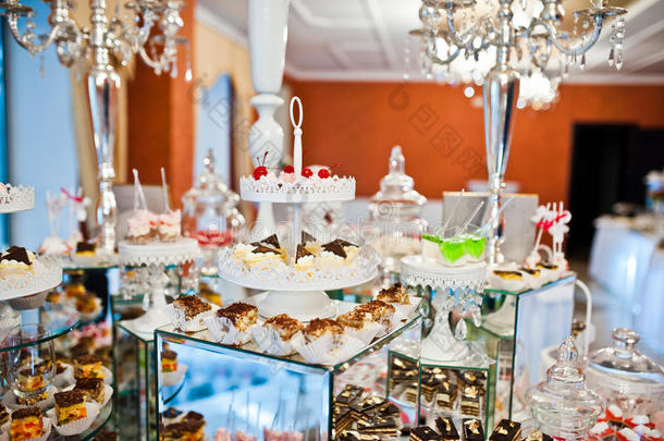 不同的糖果和纸杯蛋糕在餐饮婚礼接待处。
