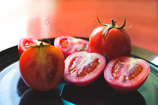新鲜西红柿，新鲜西红柿切