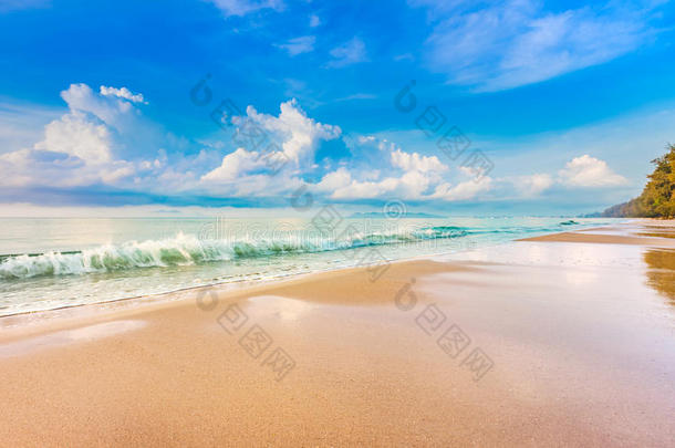 夏天放松时间海滩上美丽的日出