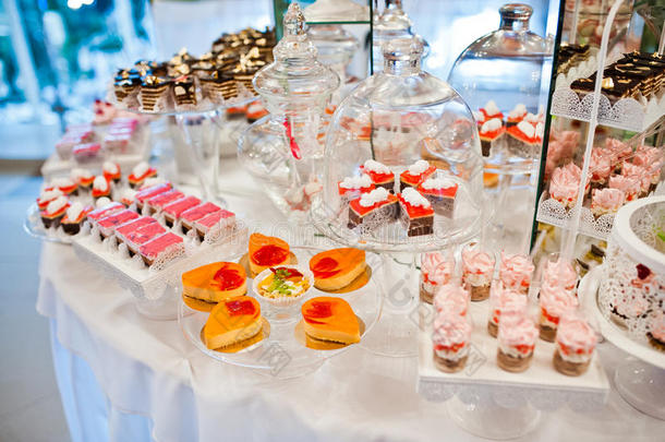 不同的糖果和纸杯蛋糕在餐饮婚礼接待处。