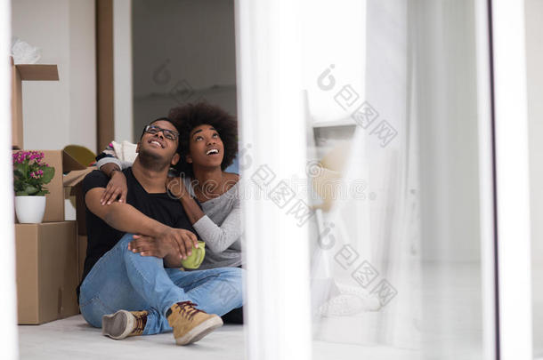 非洲裔美国夫妇在新居放松