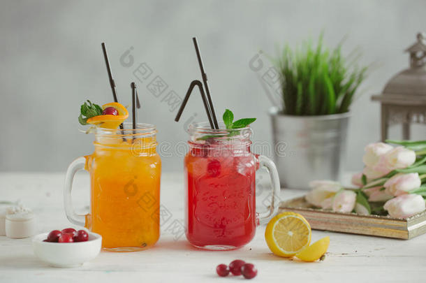新鲜饮料柠檬水，橙色草莓蔓越莓
