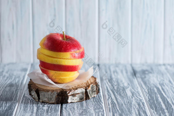 苹果放在架子上的浅色木质背景上。右侧可供题词