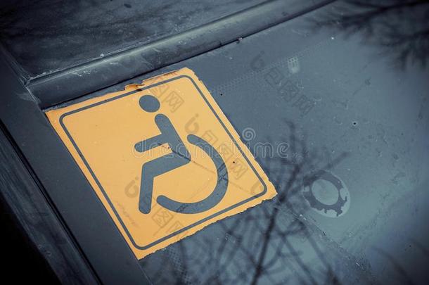 汽车玻璃上的残疾标志。