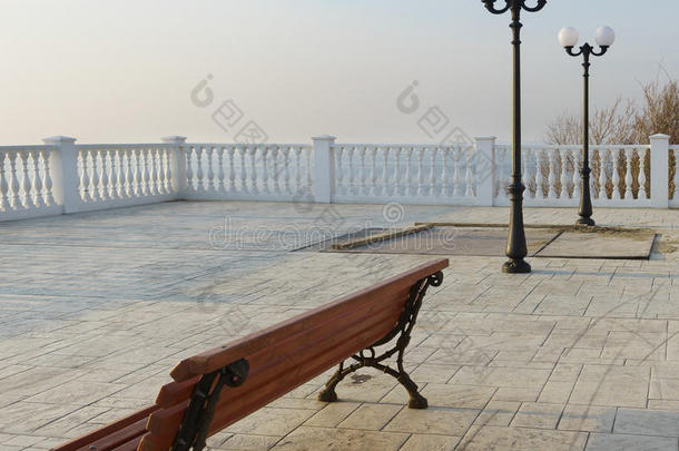 沙漠上的一张孤独的长凳，春天，日落时的海滨长廊