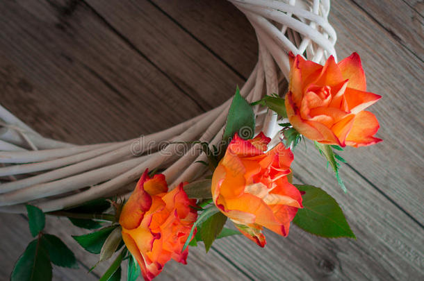 一条白色的葡萄藤，装饰着美丽的橙色玫瑰。