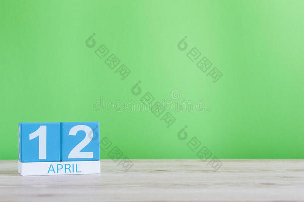 四月十<strong>二日</strong>。 月12日，木桌上的日历和绿色背景。 春天的时间，文字的空空间
