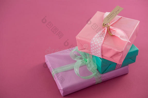 带有粉红色背景的快乐母亲节标签的礼品盒