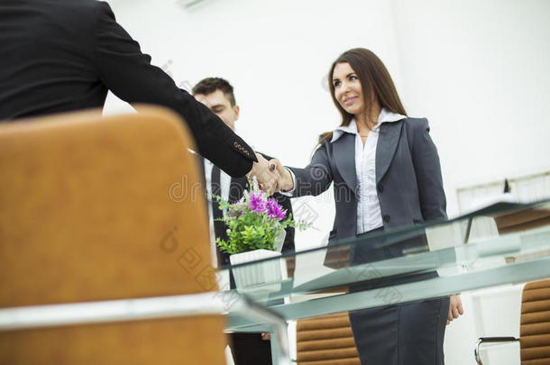 在现代办公室工作场所讨论<strong>合同</strong>后，商业伙伴的握手