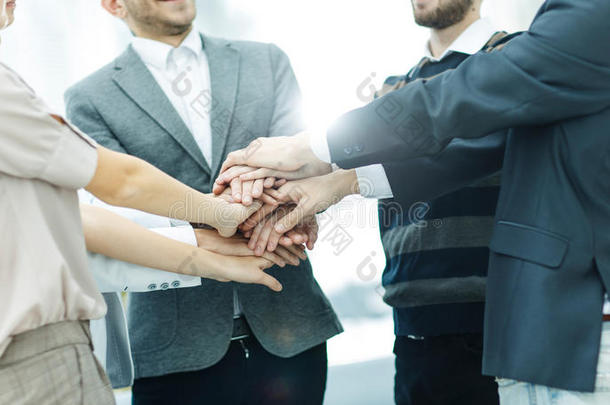 商业成功的概念：友好的商业团队站在一个圈子里，<strong>携手合作</strong>