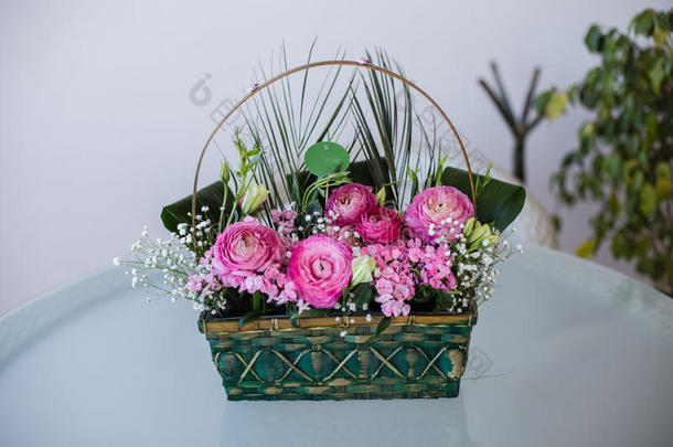 花篮中的插花与毛和小粉红色