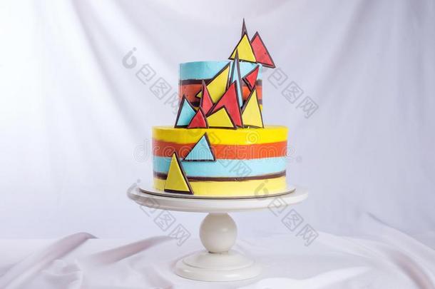 美丽的婚礼蛋糕装饰着色彩鲜艳的马赛克