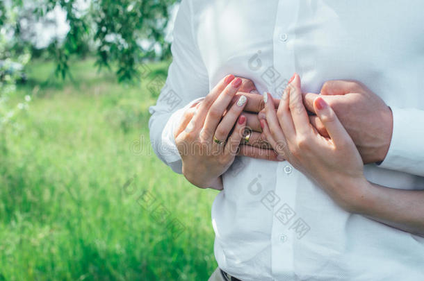 有<strong>金戒指</strong>的已婚夫妇的手。