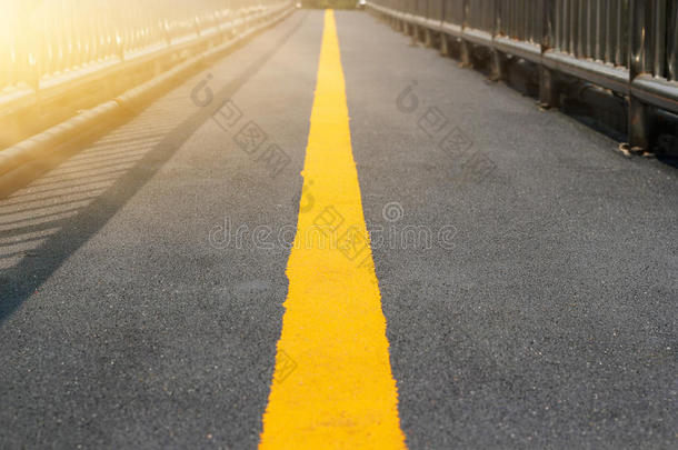 沥青与透视黄色道路线，软焦点