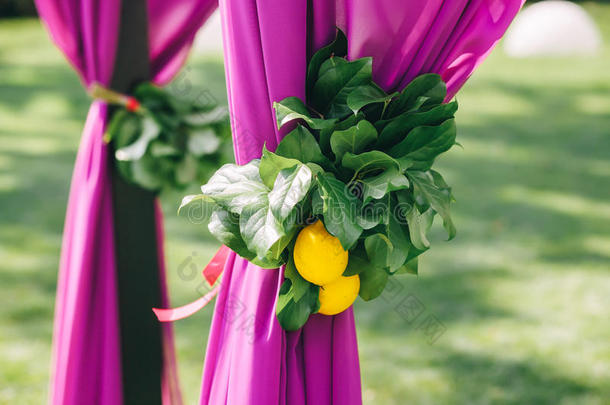 美丽的婚礼牌<strong>坊</strong>。 用紫色布和<strong>柠檬</strong>装饰的拱门
