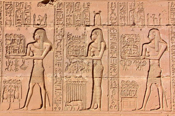 埃及丹德拉：丹德拉寺献给哈瑟女神的象形文字