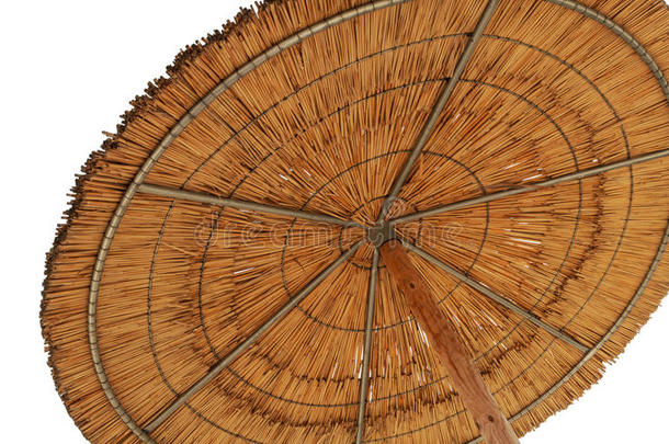 一把芦苇太阳伞，象征着夏天度假，与世隔绝