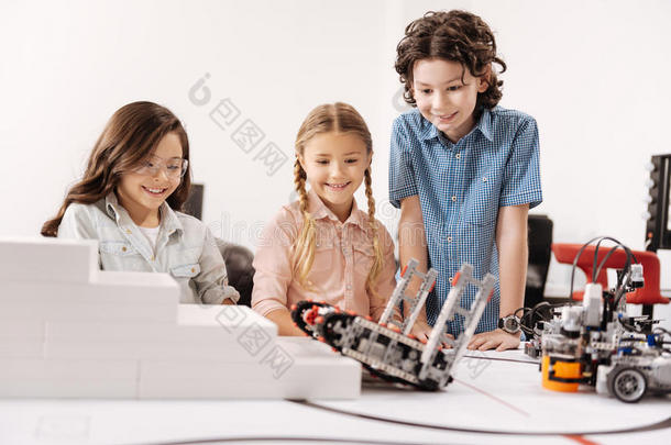 很高兴的孩子在学校测试网络机器人