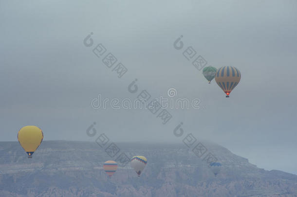在卡帕多西亚，气球雾蒙蒙的早晨。土耳其模糊图像
