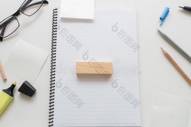 繁忙的商务办公桌桌和木块工作字写在木块上的白色背景