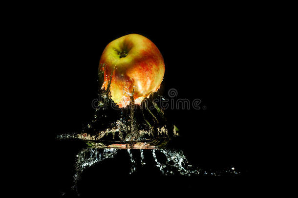 苹果在水中，有回流和飞溅