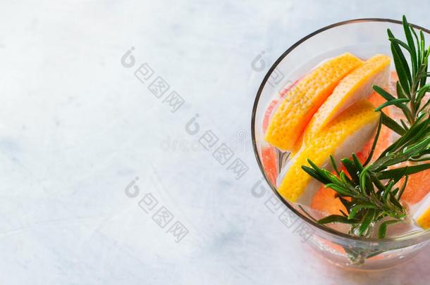 柚子迷迭香新鲜注入水排毒饮料鸡尾酒柠檬水
