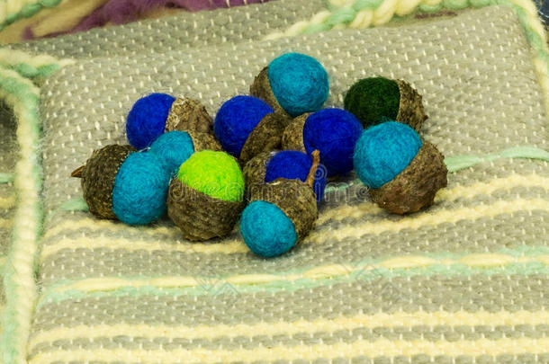 手工编织的地毯上的毛毡纪念品手工橡子。 保加利亚的传统手工艺