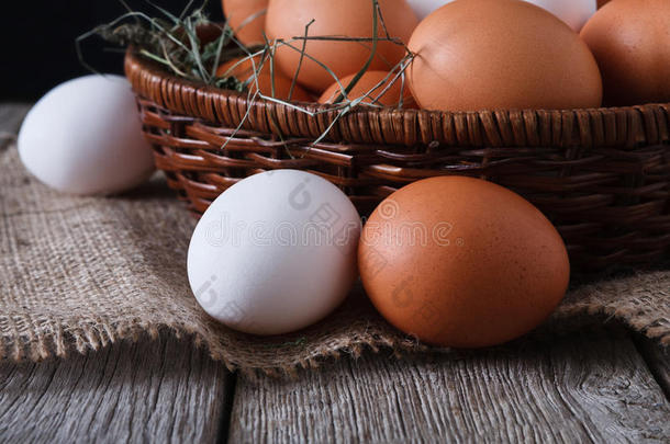 新鲜鸡肉，白色和棕色鸡蛋在麻袋特写，有机农业背景