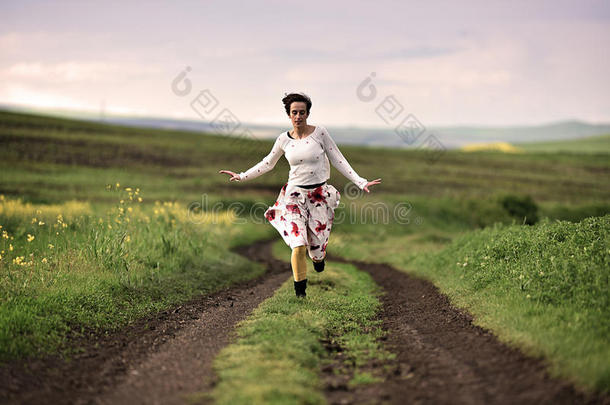 在乡间路上奔跑的自由女人