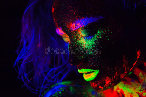 美丽的外星模特女人，蓝色的头发和绿色的嘴唇在霓虹灯。 这是美丽模特的肖像