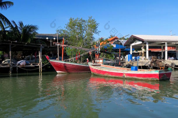 几艘渔船在一个村庄前面，
