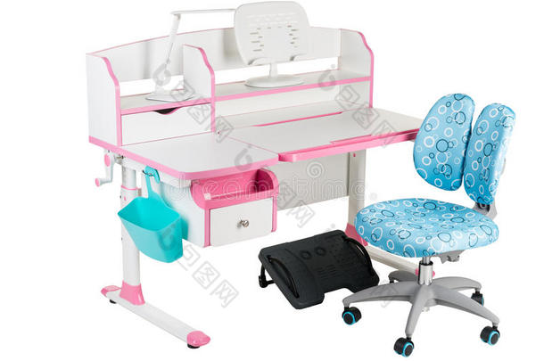 蓝色椅子，粉红色学校桌子，蓝色篮子，台灯和黑色支架下的腿