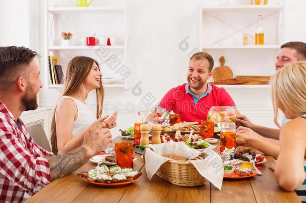 一群快乐的人在节日的餐桌晚宴上