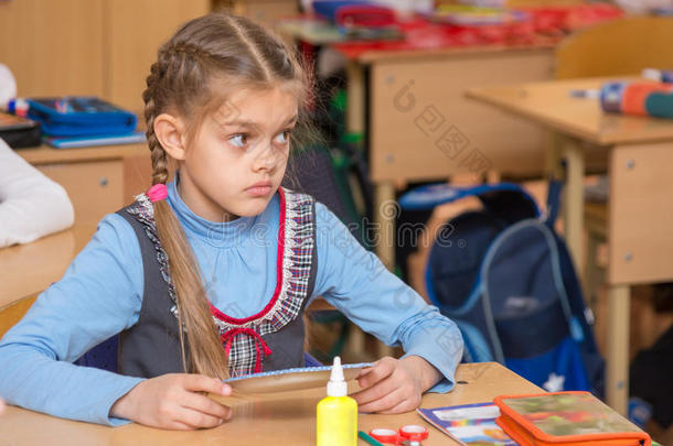 女孩在学校上劳动课时还不明白任务，困惑地看着老师
