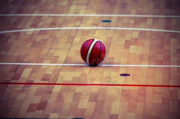篮球场上的篮球有一个木制的球拍和游戏
