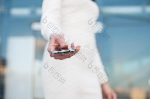 特写手机在女人`手中