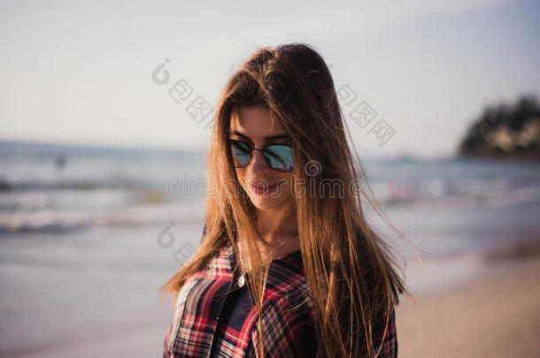 特写海滩上欢快的金发嬉皮士的肖像。 夏天海滩上的狂野女孩带着太阳镜，时髦的女孩风格