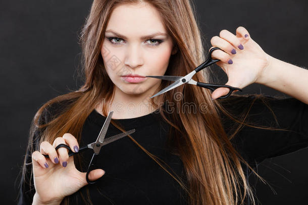 女发型师理发师带剪刀。
